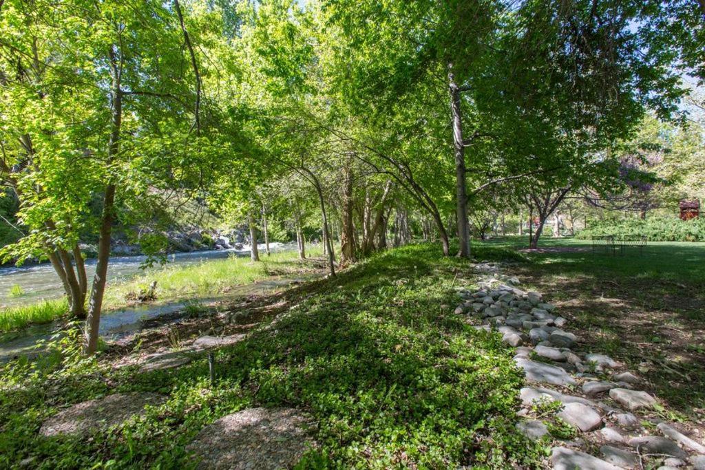 Riverbottoms 1-Acre Estate On The Provo River 외부 사진